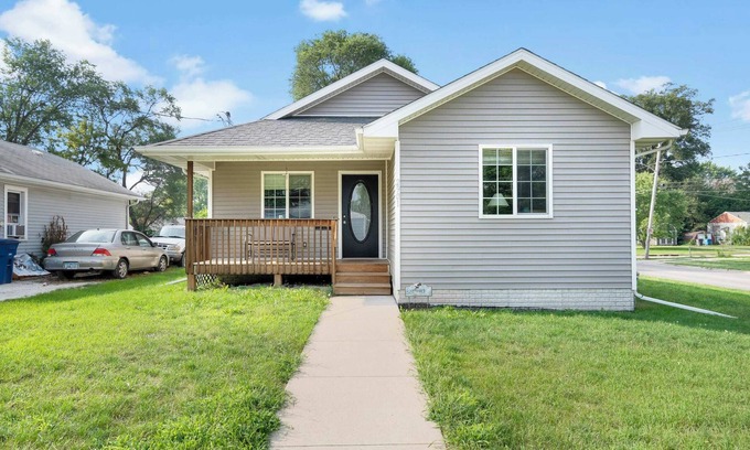 Des Moines House | Spacious 5BR Haven with Deck & Garage for Ultimate