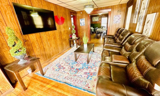 Buffalo House | Spacious 5BR Home for Fam, 20 mins to Falls!