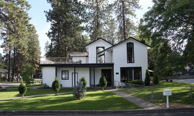 Post Falls House | Spacious 5BR Retreat w/Pickleball, Pool Table, and rooftop deck