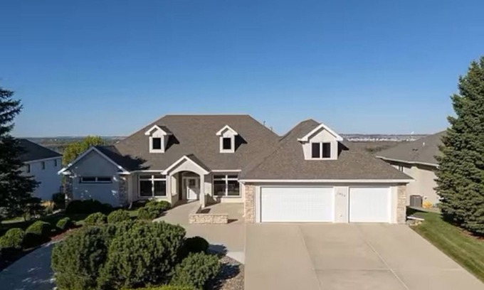 Bismarck House | Spacious 5BR River Retreat - Pool, Sauna, Golf & Stunning Views