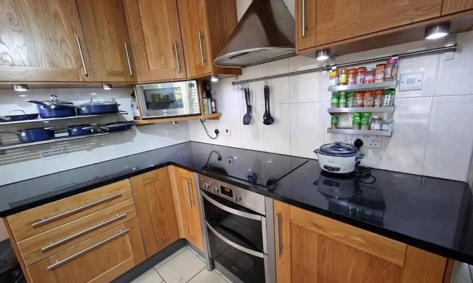 Crawley House | Spacious 6-bed house - 12 mins Gatwick