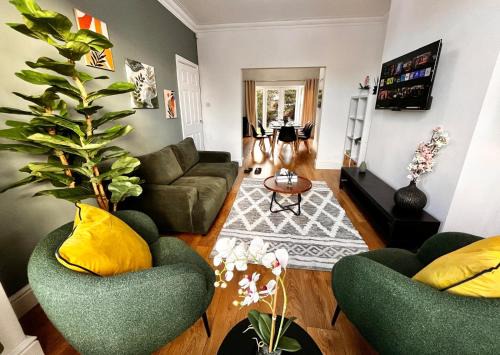 Trafford House | Spacious 6 bed house Altrincham