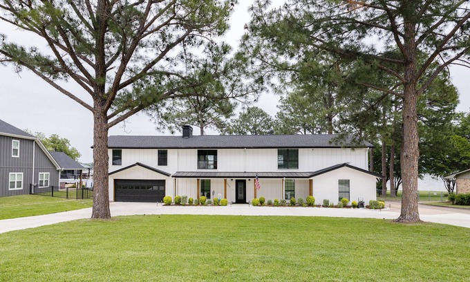 Cedar Creek Reservoir House | Spacious 6-bedroom house with WiFi and AC in awesome Gun Barrel City Boat Cletes