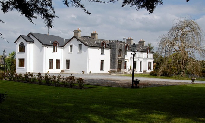 Roscoe Villa | Spacious 6-bedroom country house in charming Galway.