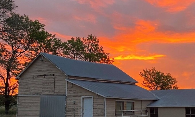 Lonergan Other | Spacious 6-bedroom farmhouse in at gorgeous Lake Mac with AC, WiFi