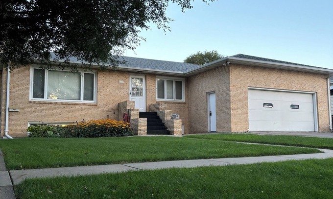 Bismarck House | Spacious 6-bedroom house in Bismarck with WiFi, AC