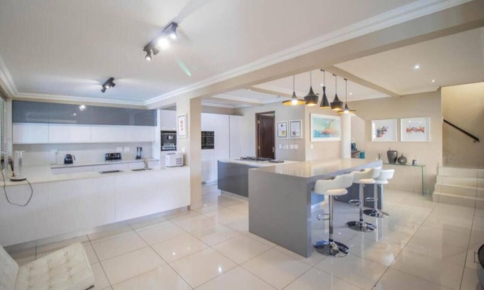 Greater Johannesburg Metropolitan Area House | Spacious 6-bedroom house with swimming pool, WiFi and AC in Sandton.