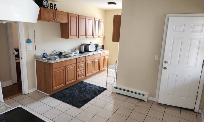 Springfield House | Spacious 6-bedroom house in welcoming Springfield with AC, WiFi