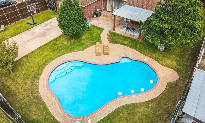Sachse House | Spacious 6BR/3.5BA/Pool, Hot Tub & Game Room
