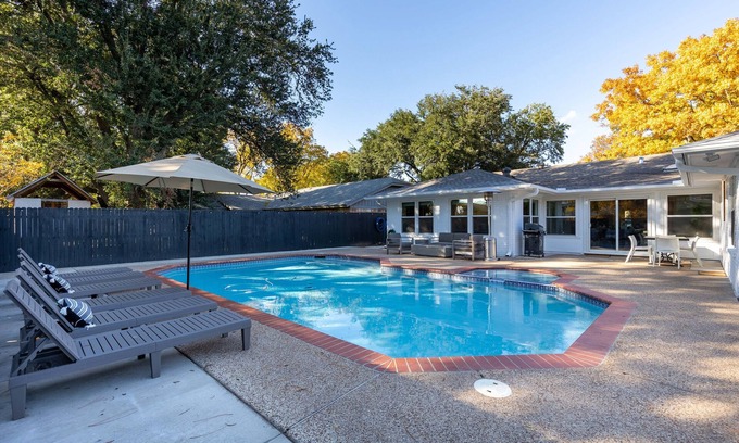 Ederville House | Spacious 6BR by AT&T Stadium Stockyard Heated Pool