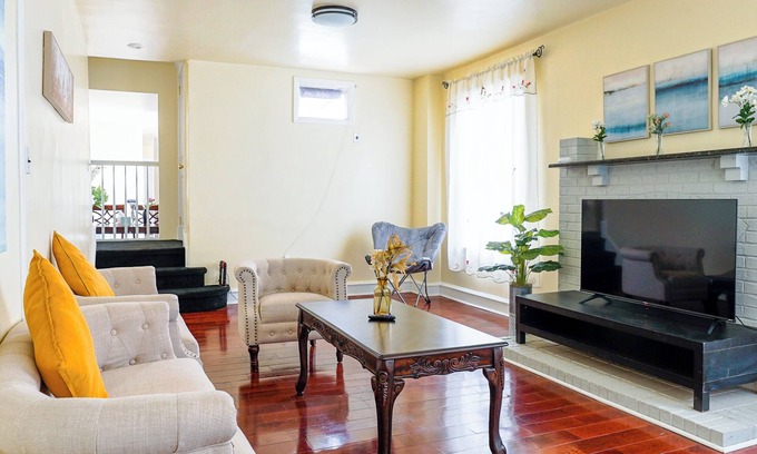 Upper Darby House | Spacious 7-BR Family Retreat in Upper Darby