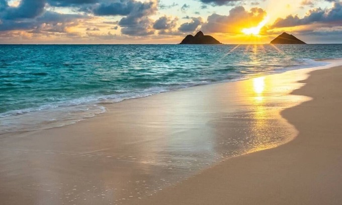 Lanikai House | Spacious 8-bedroom house with AC, WiFi in beautiful Kailua next to Lanikai Beach