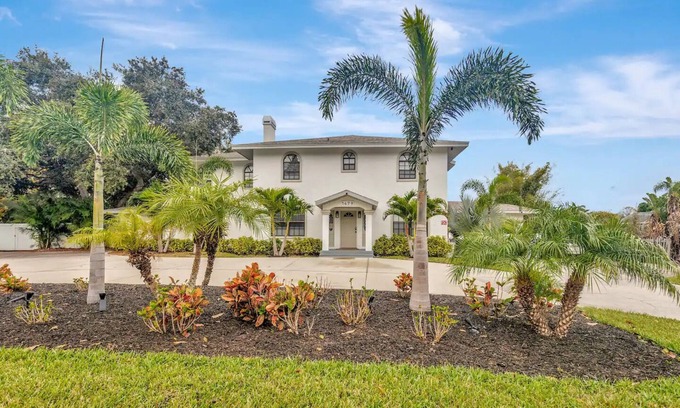 Palm Harbor House | Spacious 8-Bedroom Mansion Just 10 Minutes from Honeymoon Island Beach