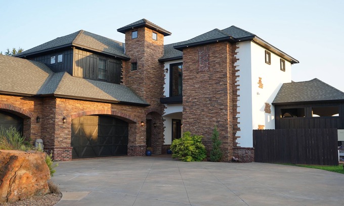 Stillwater House | Spacious 8 Bedroom w/Swimming Pool & Indoor Basketball Court. Close to BPS
