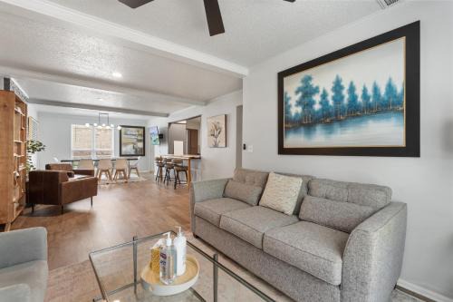 Central Oklahoma City House | Spacious 8 Bedrooms Retreat Pool Table #08