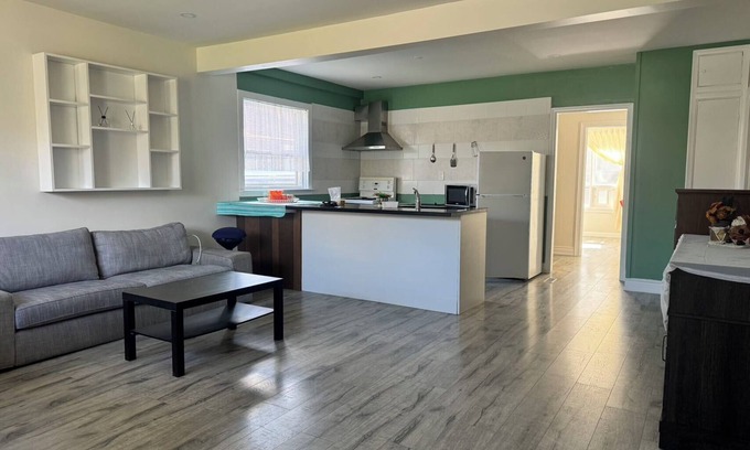 Newtonbrook House | Spacious 8-Person Entire House Near Finch Subway Station for Families Groups