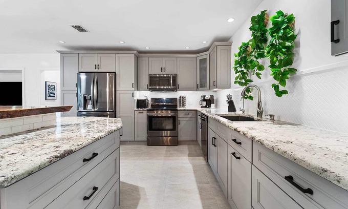 Davie Cottage | Spacious 8BR w/Guesthouse + Pool & Tons of Games