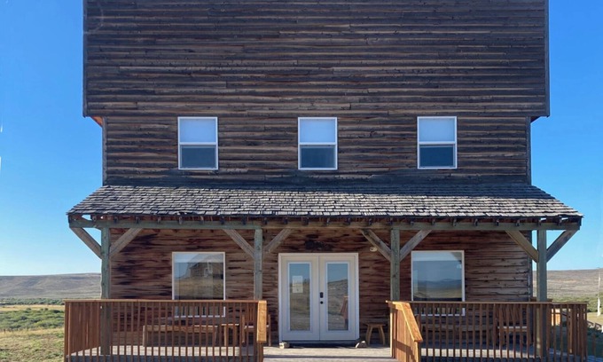 Daniel Cabin | Spacious 9-bedroom lodge near charming Big Piney with WiFi