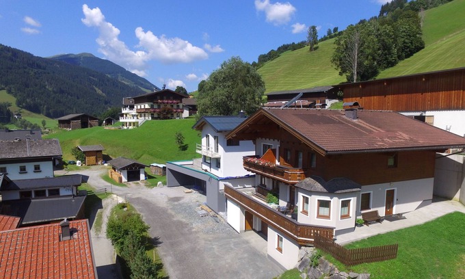 Viehhofen Apartment | Spacious apartment with balcony and views