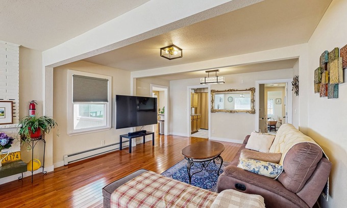 North Star House | Spacious Anchorage Retreat with Separate Studio – Ideal for Groups
