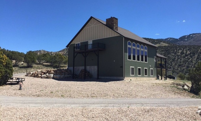 Sterling Cabin | Spacious and beautiful 5400 sq. ft. cabin located near Palisade State Park.