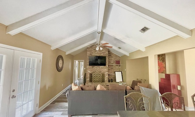 Slidell House | Spacious and bright 5bd 2 ba with jacuzzi tub.