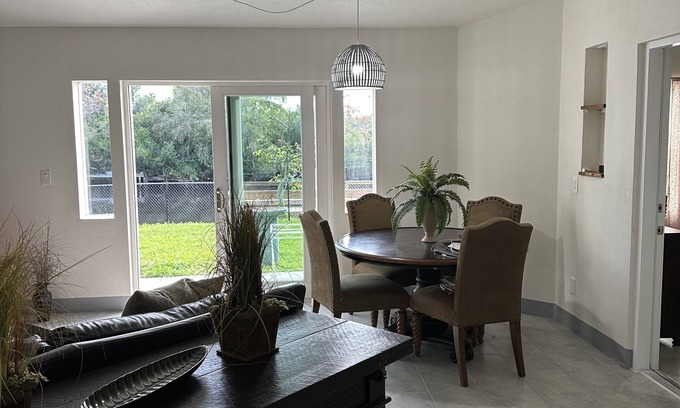 Fort Myers House | Spacious and Charming 5-bedroom house with WiFi and AC in Fort Myers on canal