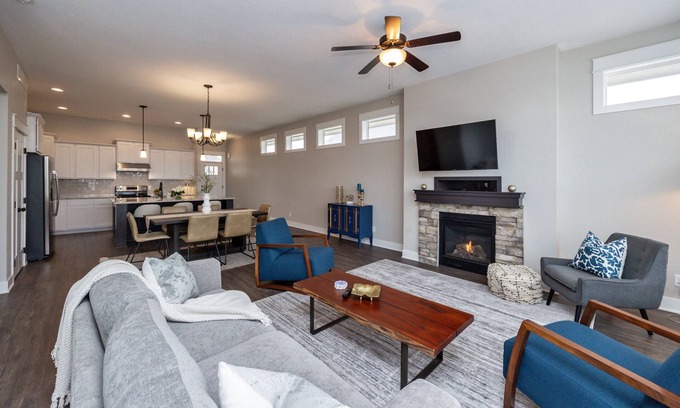 Urbandale House | Spacious and clean 4-bedroom townhome in Urbandale with fitness room, WiFi