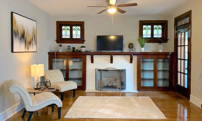 St. Louis House | Spacious and Cozy Home in a Great Area Next to Parks and Close Downtown!
