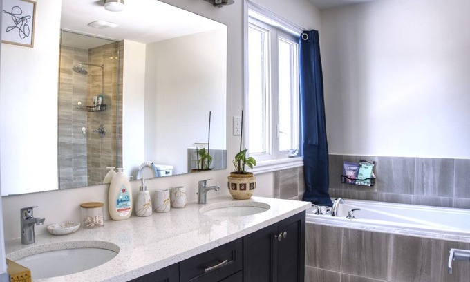 Chapel Hill South House | Spacious and Cozy Room with Private Bathroom in a house with WiFi, AC in Ottawa.