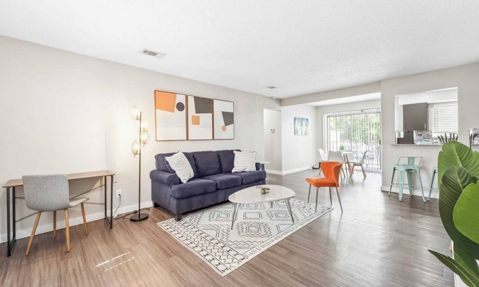Pleasant Valley Apartment | Spacious and Fun King Bed 2BR, 5 Min to DT