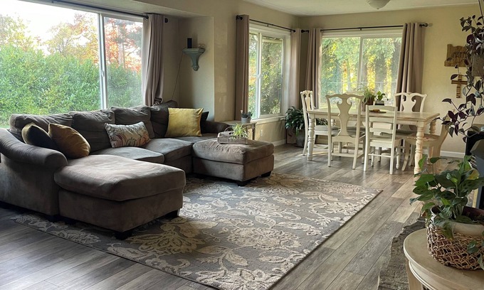 Salem House | Spacious and lovely, 1 level home in South Salem
