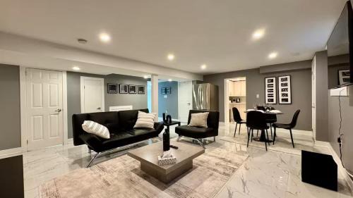 Erin Mills Apartment | Spacious and Luxurious 2BR Suite with Huge Windows