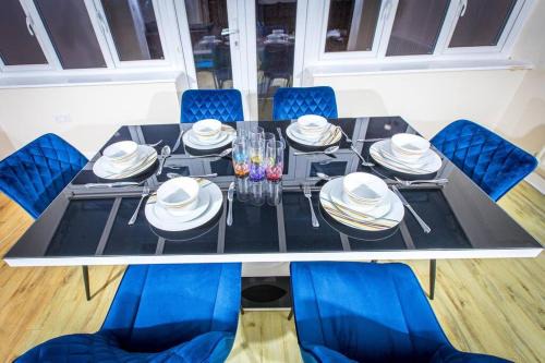 Larkfield House | Spacious and Luxurious 5 Bedroom Town House for 9