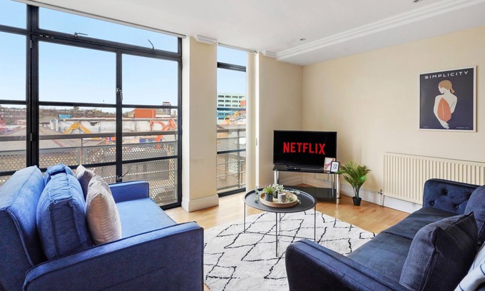 Syon Apartment | Spacious and Peaceful London Flat