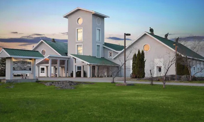 Timiskaming District Apartment | Spacious and spotless four-bedroom suite with full kitchen and livingroom.