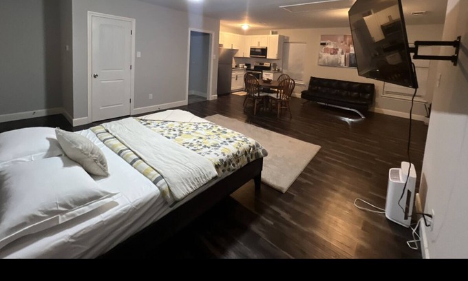 Spring Shadows House | Spacious and Stylish Suite!