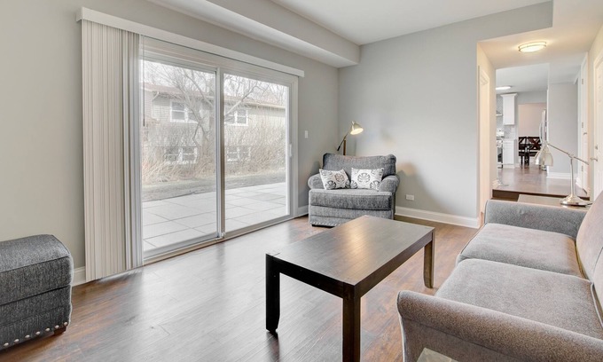 Arlington Heights House | Spacious and Cheerful Newly Updated 5 BR Home Close to DT Chicago and Airport