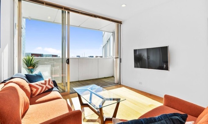 Auckland Central Business District Apartment | Spacious Apartment next to Victoria Park + Heatpump, Carpark