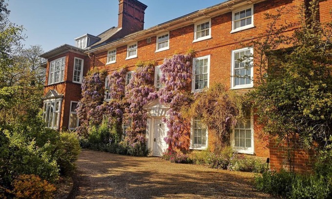 Loddon Apartment | Spacious apartment and grounds in South Norfolk village