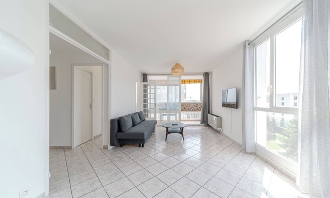 Bron Apartment | Spacious Apartment for 8 People - Bron Grand Clement