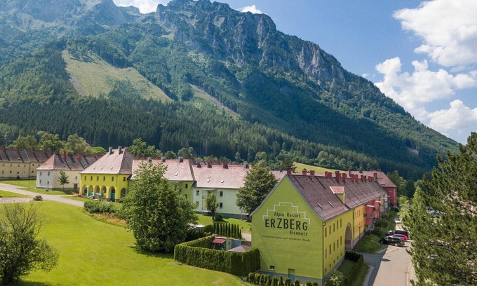 Eisenerz House | Spacious apartment in Styria with sauna