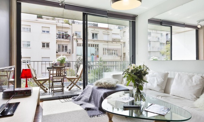 Sant Gervasi Apartment | Spacious apartment near Teknon with small terrace for 4 people - WiFi