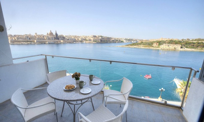 Sliema Apartment | Spacious apartment with breathtaking views GOSLM5