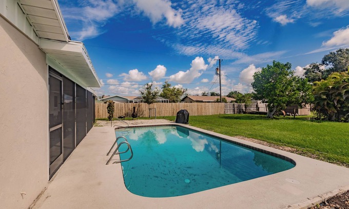 Englewood House | Spacious Backyard & Pool Retreat - 5 Mins to Beach