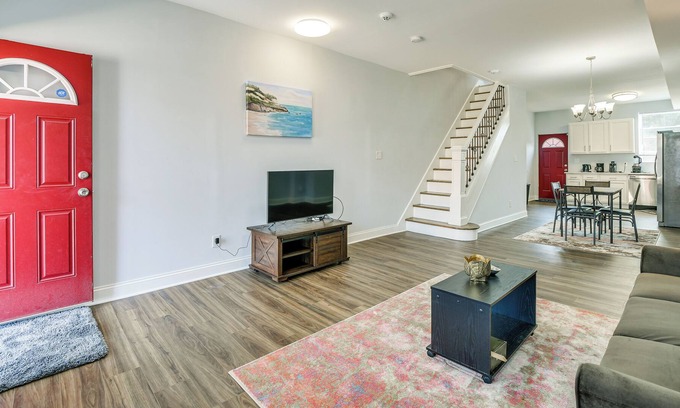 Greenspring House | Spacious Baltimore Row House w/ Deck + Fenced Yard