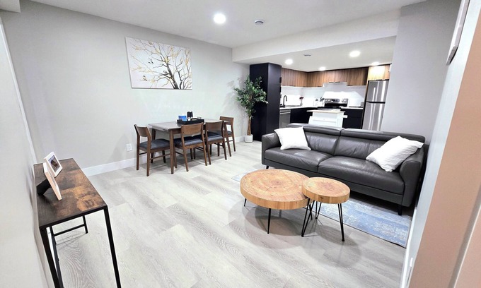 Southwest Edmonton House | 🏡 Spacious Basement Suite: 2 queen beds, Kitchen, Livingroom, Dining, Laundry