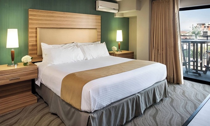 Little Italy Hotel | Spacious Bay View Suite w/Artistic Touches in San Diego’s Little Italy