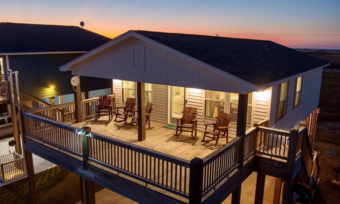 Port Bolivar House | Spacious beach house with deck, full kitchen, near the water and private hot tub