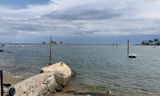 Branford House | Spacious Beach House Summer Island, Kayaks, Bikes, Sauna, Private Beach Access
